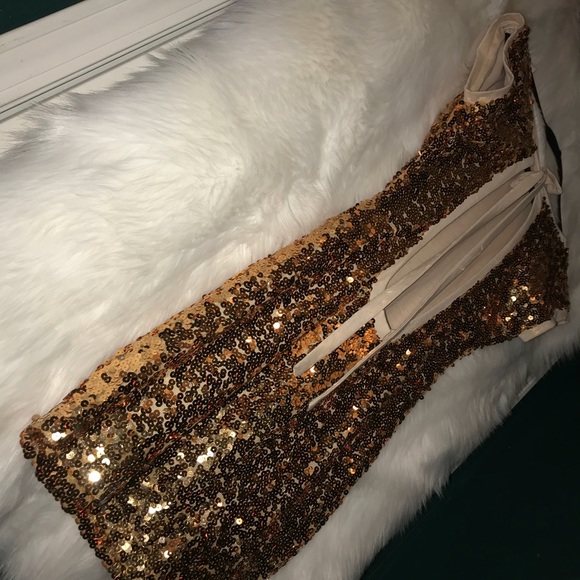 Gold dress. - Picture 7 of 8